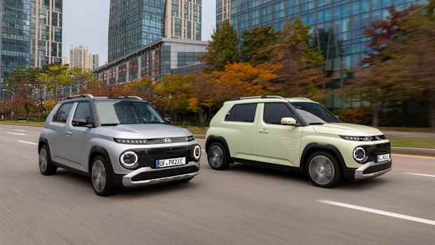 Zwei Hyundai Inster fahren nebeneinander auf einer Straße