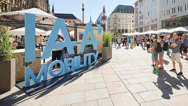 Besucher auf der IAA in München