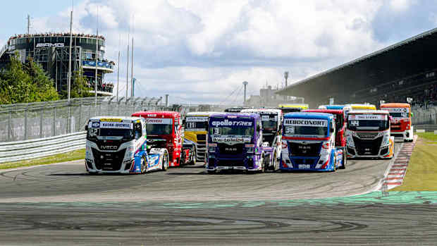 LKWs treten beim internationalen Truck Grand Prix des ADAC gegeneinander an