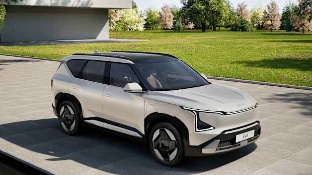 Front- und Seitenansicht eines stehenden Kia EV5