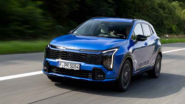 Frontansicht eines fahrenden Kia Sportage