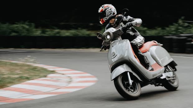 Roller Kumpan 54ignite fahrend auf einer Rennstrecke