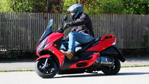 Kymco Grand Dink 300i fahrend auf der Straße