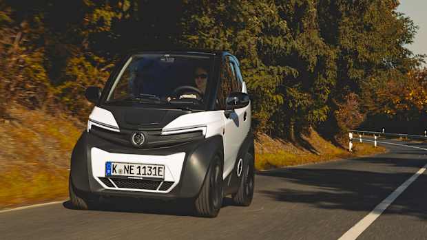 Frontansicht eines fahrenden Nissan Silence S04