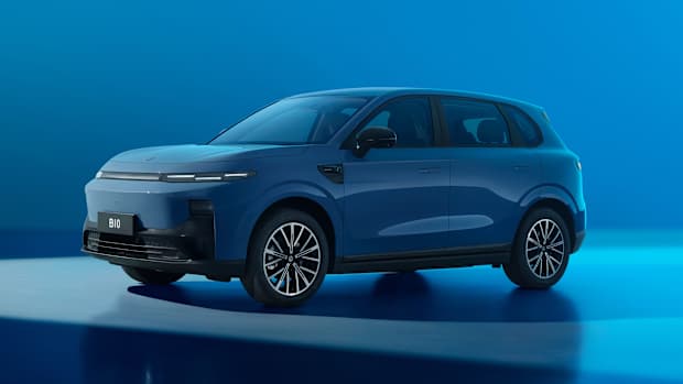 Front und Seitenansicht eines stehenden Leapmotor B10