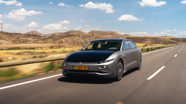 Fahraufnahme des neuen Lightyear Zero Solar Electric Vehicle von vorne.
