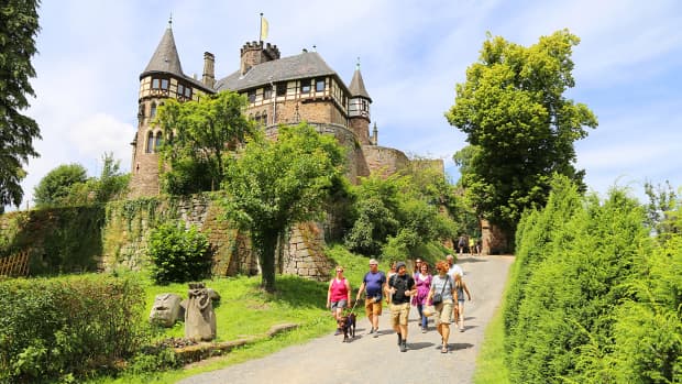Wanderer am Schloss Berlepsch
