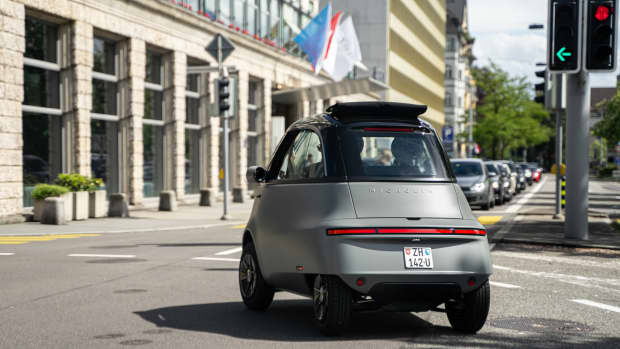 Das Stadtauto Microlino in Fahrt durch die City