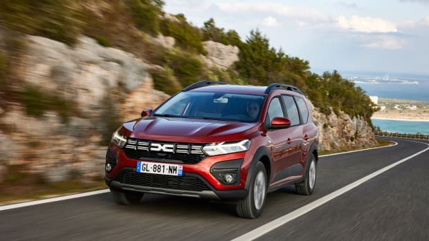 Frontansicht eines fahrenden Dacia Jogger