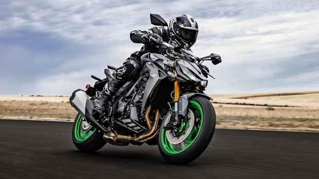 Ein Mann fährt auf einer Kawasaki Z1100