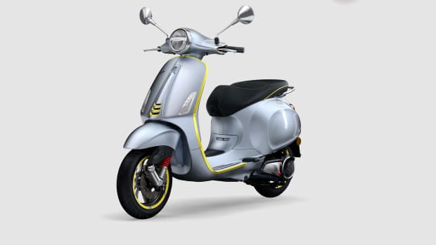 Vespa Elettrica stehend im Studio