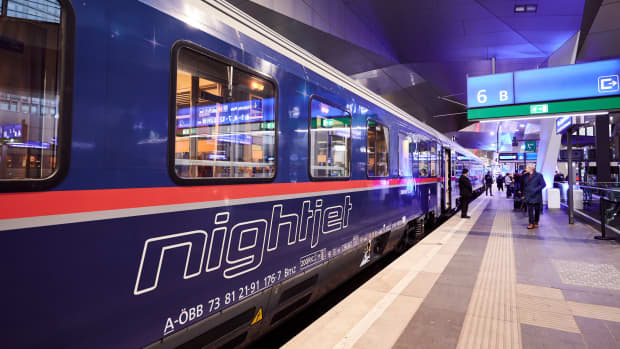 Ein Nachtzüg am Bahnhof