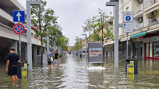 In Bibione, einer Küstenregion in Venetien (Italien), fielen innerhalb weniger Stunden beachtliche 245 Millimeter Regen, was zu massiven Überflutungen führte.