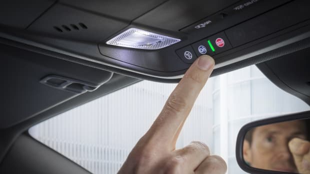 das OnStar System im Opel  im close up