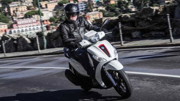 Piaggio Medley 125 fahrend auf der Straße