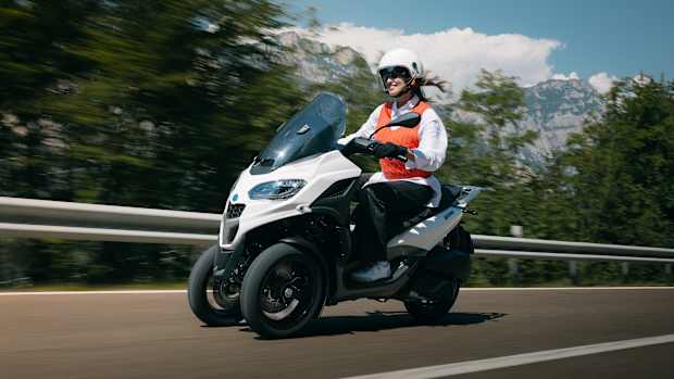 Front und Seitenansicher einer fahrenden Piaggio MP3 310