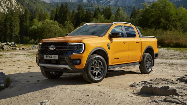 Front und Seitenansicht eines stehenden Ford Ranger