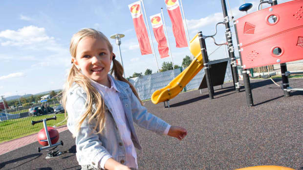 Mädchen spielt auf Spielplatz an einem Tank und Rast Spielplatz
