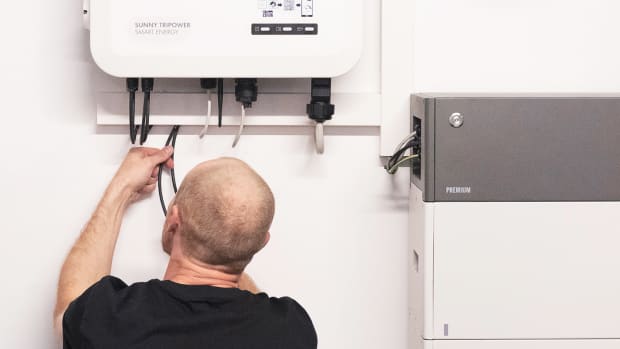 Ein Installateur schließt einen Solarstromspeicher an