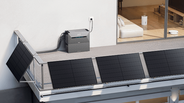 Eine Anker Solix Solarbank ist auf einem Balkon eines Hauses installiert