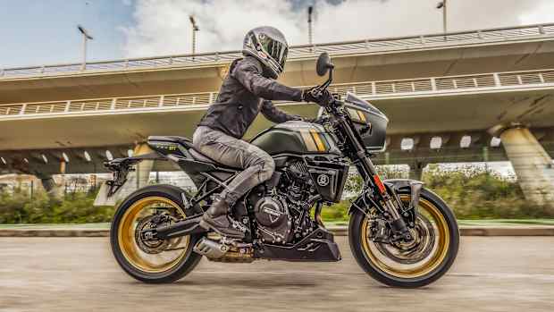 Aufnahmen der Suzuki GSX 800 während der Fahrt von der Seite