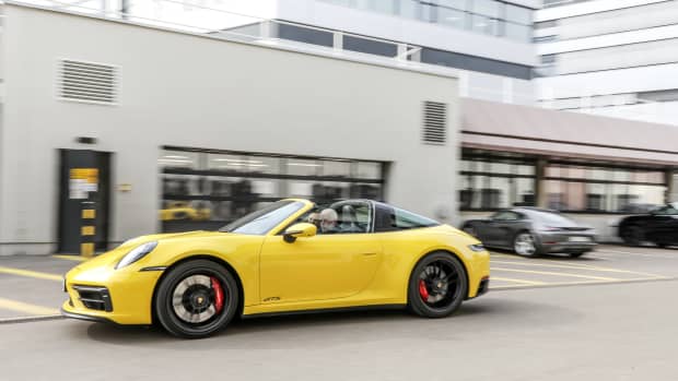 Porsche Entwicklungs- Vorstand Dr. Michael Steiner und ADAC Redakteur Wolfgang Rudschies machen eine Testfahrt mit einem gelben Porsche 911
