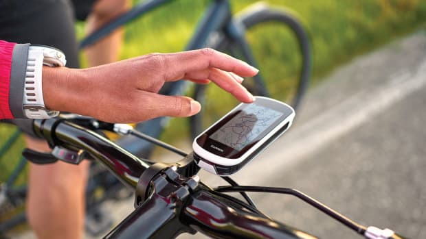 Frau bedient Fahrrad Navi