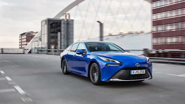Ein blauer Toyota Mirai während der Fahrt durch die Stadt