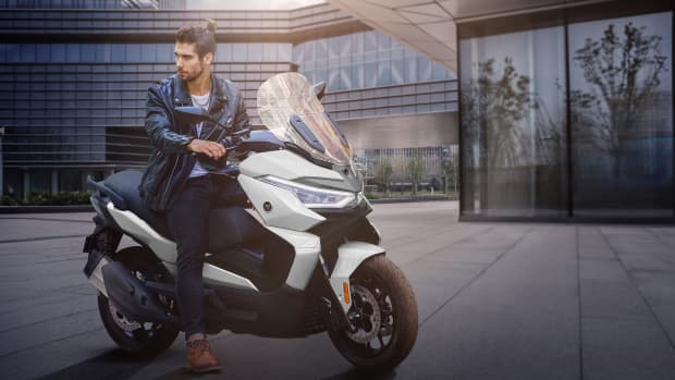 Ein Mann sitzt auf einer Voge SR4 MAX 350 Luxury