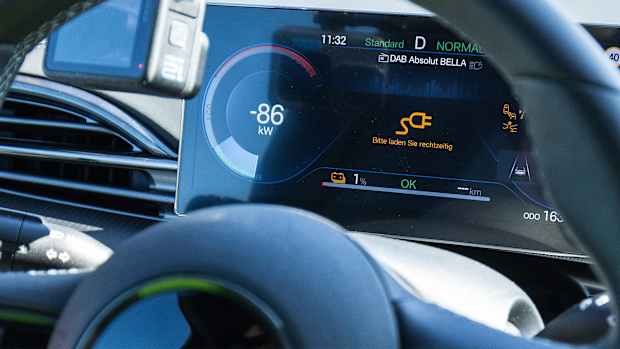 Ein Cockpit Display eines Autos bei welchem mann erkennen kann das das Auto dringend geladen werden muss, da der Batteriestand auf 1% ist.