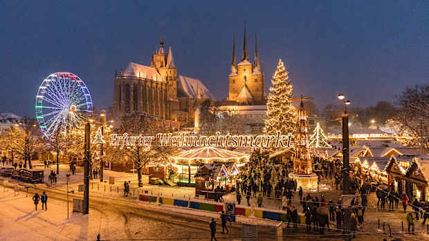Der beleuchtete Weihnachtsmarkt in Erfurt in der Abenddämmerung
