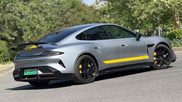 Seitenansicht eines stehenden Mazda 6e