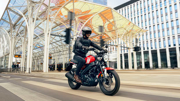 Seitenansicht einer fahrenden Yamaha XSR 125