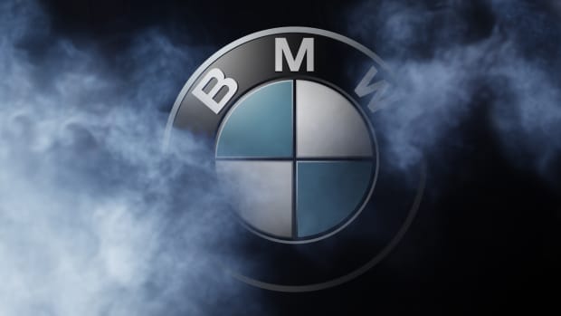 BMW Logo zwischen Nebel