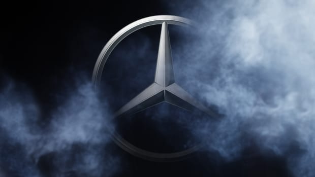 Mercedes Logo zwischen Nebel