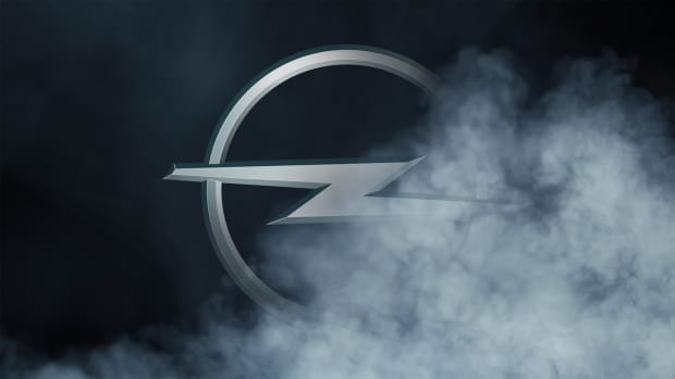 Opel Logo zwischen Nebel