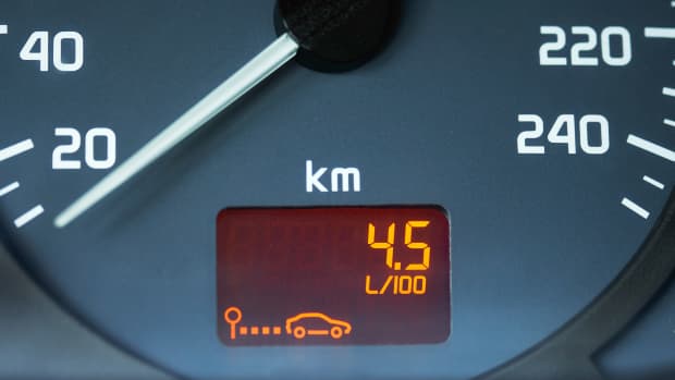 Die Anzeige in einem Auto zeigt den Benzinverbrauch pro 100 Kilometer an