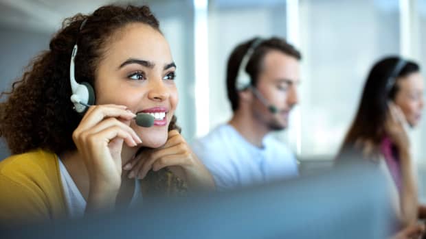 Frau im Callcenter