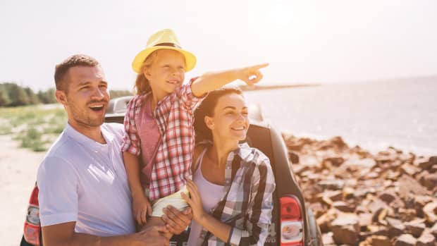 Familie reist mit dem Auto in den Sommerurlaub