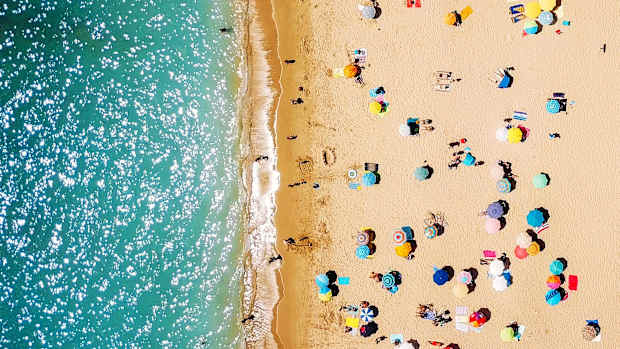Sonnenschirme an einem Strand in Portugal