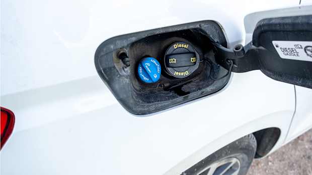 Ein alter Diesel-PKW mit AdBlue Tank neben dem eigentlichen Tankdeckel