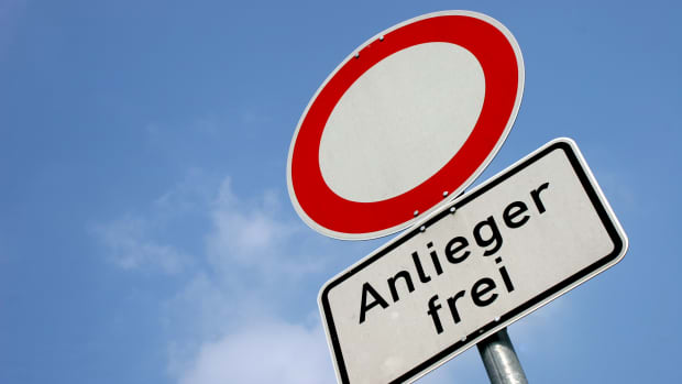 Ein Strassenschild Anlieger frei