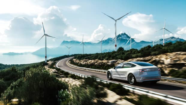 Ein Elektro-Auto fährt durch eine schöne Landschaft