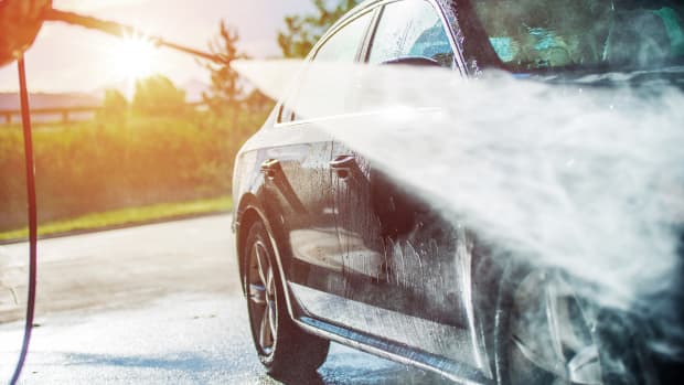 Auto wird mit Hochdruckreiniger geputzt