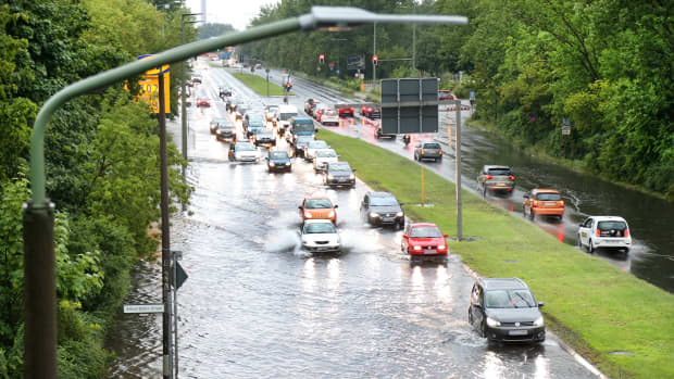 Autos fahren auf einer nach einem Unwetter überschwemmten Straße in Berlin