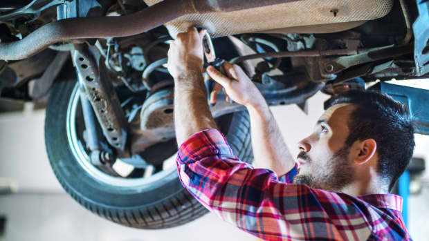 Mechaniker bei Autoinspektion