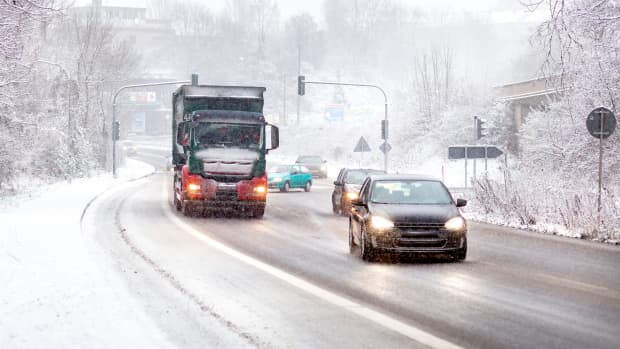 LKW und Autos auf spiegelglatter Fahrbahn in der Stadt