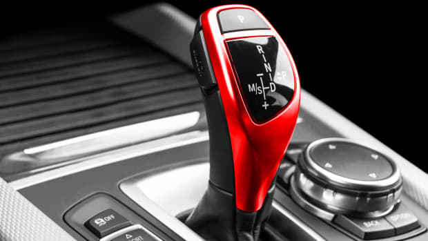 Ein Roter Schalthebel eines Autos mit Automatik-Getriebe