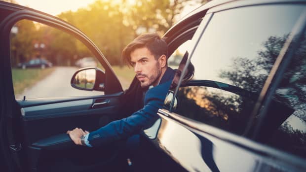 Junger Mann steigt aus dem Auto aus