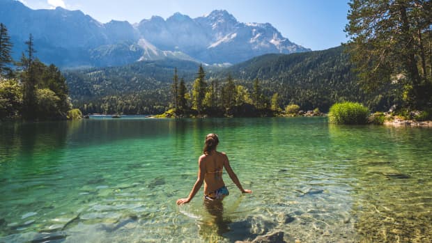 Frau steigt in den Eibsee